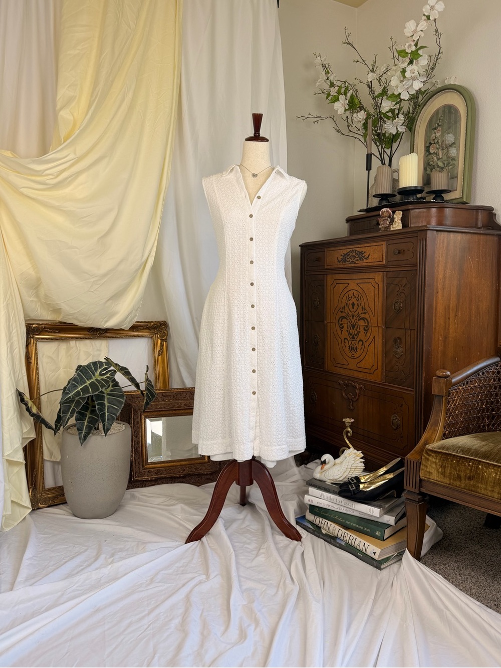 Anna Klein Minimalist Classic Sleeveless White Button-Front Dress - Picture 2 of 8